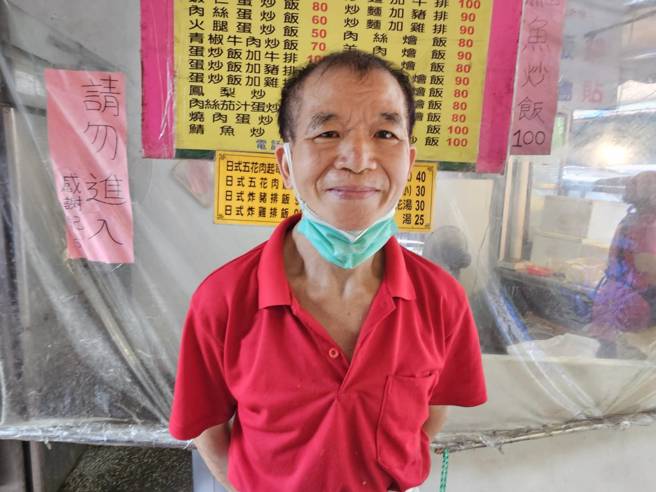 从饭店厨师退而不休的赖老板，创意制作「巨无霸炒饭」引热议 。(游定刚拍摄)