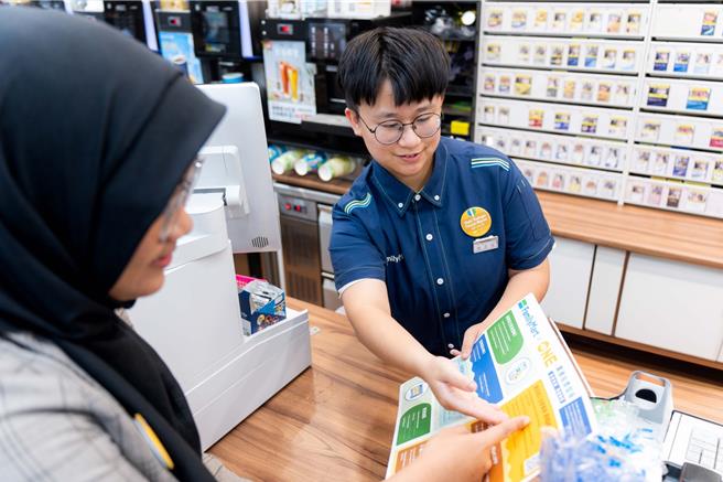 全家与One-Forty共同开发的东南亚语系「沟通友善垫板」，已于全国逾4200家店铺上线。（吴松翰摄）