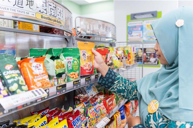 全家自109年起导入「东南亚商品专区」，规画近百款东南亚进口商品供移民工选购，未来也将持续开发新品传递家乡味。（吴松翰摄）