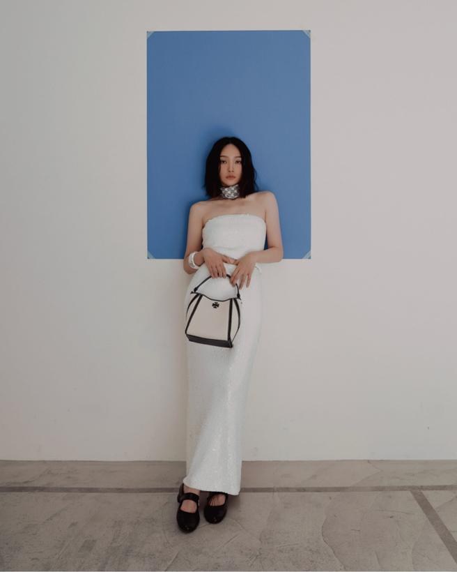 林映唯在社群分享穿上Tory Burch2024早秋系列白色洋裝，下身的拖曳裙擺再加上點綴於裙子上的粼粼亮片，讓網友大讚「好像美人魚。」（Tory Burch提供）