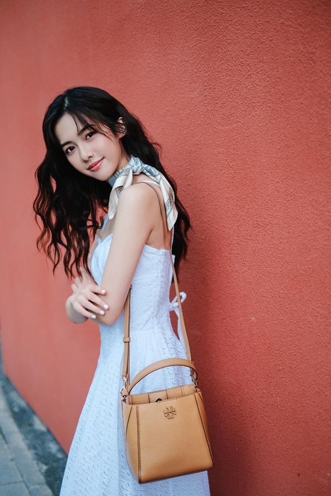 何思靜搶先穿上Tory Burch2024早秋系列服裝。（Tory Burch提供）