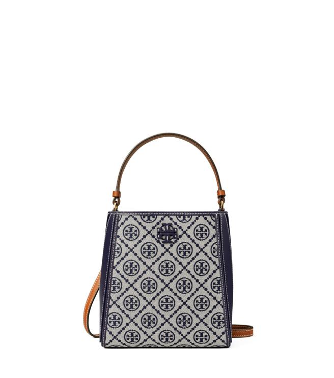 TORY BURCH McGraw T Monogram 壓花小號水桶包，1萬6900元。（TORY BURCH提供）
