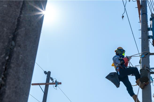 今天熱爆，台但監測下午1點52分用電量達到4118萬瓩，創下新高，且比預期更早破紀錄。(台電提供)