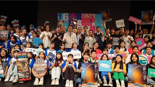 台南市文化局以「做16岁」概念打造「16岁正青春艺术节」，即日起至8月11日在台南文化中心登场。（曹婷婷摄）