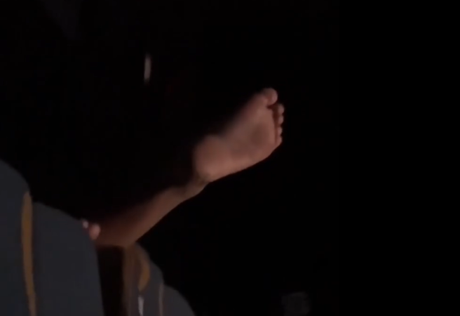 有民眾到戲院看電影，不料，遭到後排的人狂踢椅背，甚至還高舉腳靠在椅子上。（圖／翻攝自爆料公社二社）