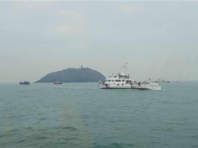 澎湖漁船大進滿88號2日晚間在金門東北角外海作業時，突遭2艘大陸海警船靠近，拍照後強行登檢，並將船隻帶回大陸圍頭沿海，消息一出令金門當地漁民相當震驚。(示意圖／海巡署提供)