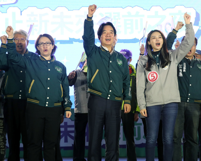 新政府繼續擁抱非核家園，王鴻薇認為雲豹得利派是關鍵。右為人稱雲豹小公主的賴品妤。（示意圖／資料照／鄭任南攝）