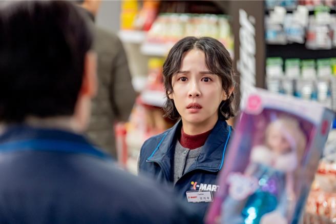 曺汝贞在《塔罗牌》中饰演独自抚养女儿的单亲妈妈。（龙祥电影提供）