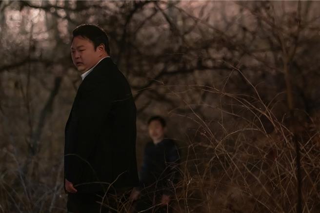 高圭必在《塔罗牌》中饰演将面临看不见的诅咒。（龙祥电影提供）