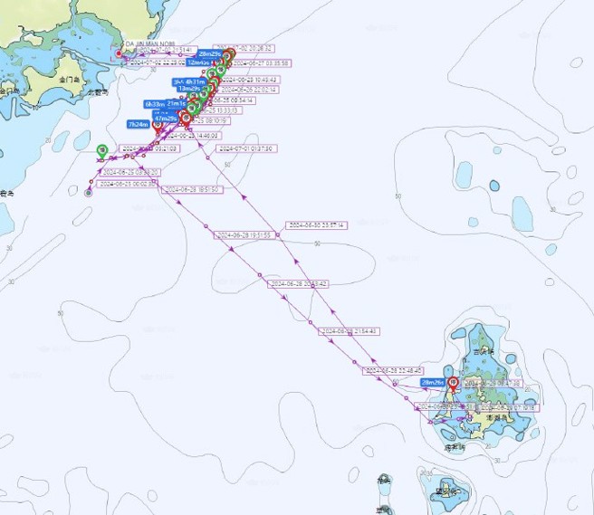 澎湖一艘漁船2日晚在金門外海北碇島附近海域作業捕小管時，突遭2艘大陸海警船欺近蒐證，並強行登檢後，將船隻帶往大陸。（取自微博）