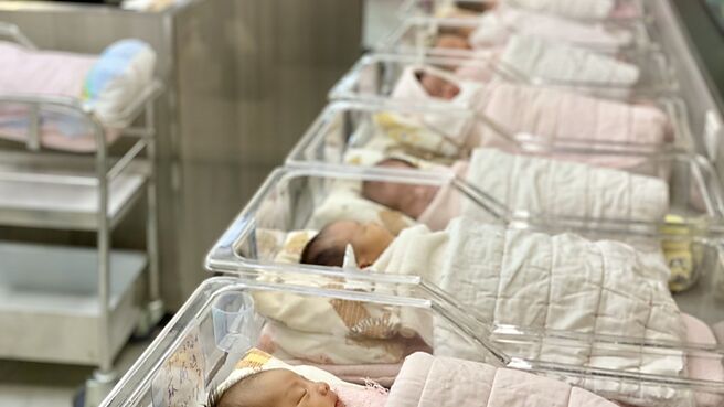 少子化影響深遠，13年後，台灣每年出生人數恐不及10萬，莫說人力短缺，生產活動難以進行，就連社會都難以正常運行。圖／本報資料照片