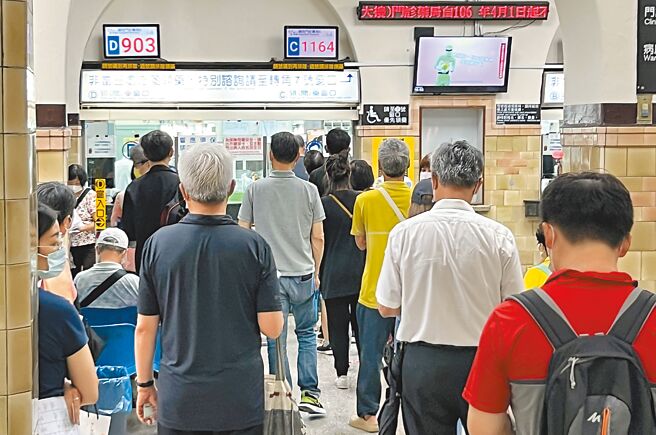 门诊挂号费今年调涨家数暴增，单次挂号费调涨最高为禾馨体系的特约门诊，收费达2500元，VIP服务还有台大景福门诊、新光同心门诊、北医附医君蔚门诊等。图为民眾在医院等待批价领药。（陈俊吉摄）