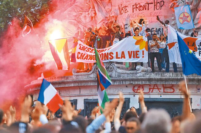 法国国会选举6月30日第一轮投票结果出炉后，民眾于共和广场抗议极右翼政党「国民联盟」获胜。（路透）