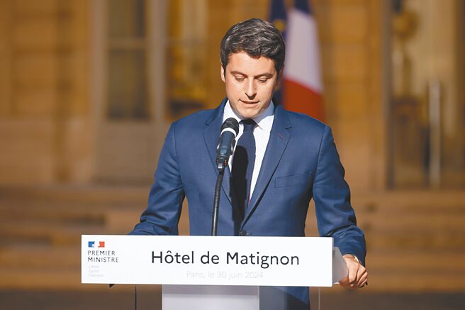 法国总理艾塔尔选举结果揭晓后，在巴黎总理官邸发表演说。（美联社）