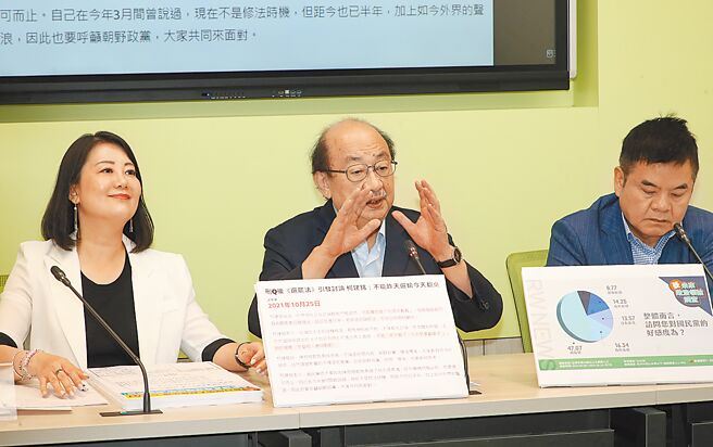 民进党立院党团1日召开记者会，柯建铭表示，请国民党在选罢法修法上悬崖勒马，否则自寻死路。（刘宗龙摄）