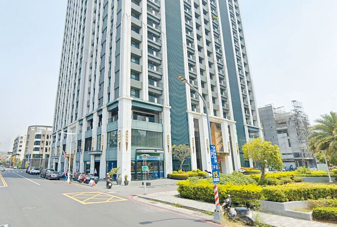 京城建设2019年计画将高雄左营区「花赏大厦」的1、2楼租给健身公司营运，但管委会修改规约抵制。高雄高分院认为，管委会不得主观排斥，驳回管委会之诉，可上诉。（取自GoogleMap／袁庭尧高雄传真）