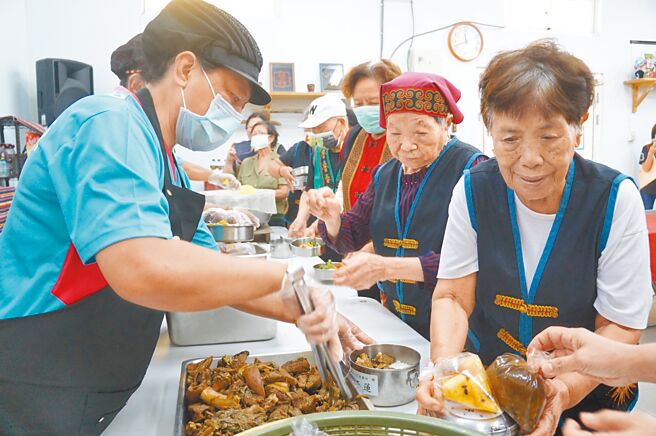 原民會主委曾智勇1日宣布，文健站餐食費用每人提高至60元。圖為屏東縣來義鄉古樓文健站內長者用餐情況。（羅琦文攝）