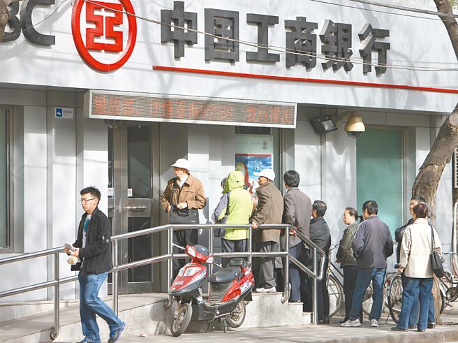 今年上半年大陸發行地方政府債券約3.5兆元人民幣，年減約20％，市場預計第三季或有3兆元左右地方債發行，將達到舉債高峰。（新華社）