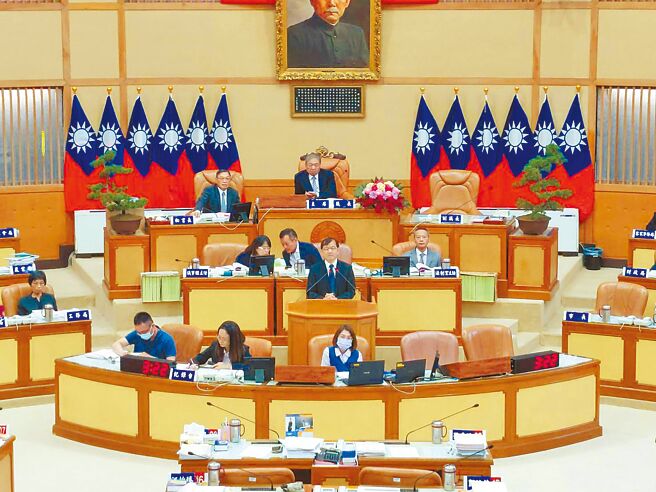 新北市议会1日审议「新北市私立殡葬设施启用审查办法」修正，取消私立殡葬业者每次启用2000塔位上限，不分党派议员齐表反对。民政局长林耀长（第二排中）表示，业者设置时要先报民政局备查，通过委员会审议后才能设柜。（陈慰慈摄）