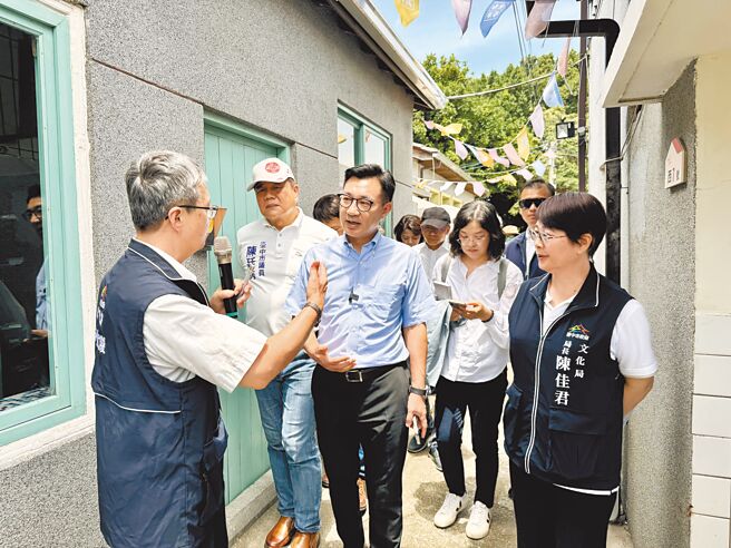 台中清水眷村文化園區修復工程計畫共分為4期，立法院副院長江啟臣（左三）於7月1日邀文化部等相關單位會勘，爭取中央補助第3期工程4.01億的一半約2億元經費，盼比照屏東「勝利新村」或雲林「建國新村」模式，與市府合作開發。（江啟臣辦公室提供／張妍溱台中傳真）