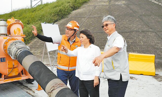 為建構永續韌性嘉義市，市長黃敏惠（中）視察國道1號交流道設置滯洪池及抽水機工程，有效改善北港路積淹水問題。（嘉義市政府提供／廖素慧嘉市傳真）