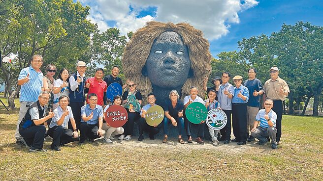 「縱谷大地藝術季-漂鳥197」7月1日開展，坐落於池上鄉大坡池的巨石雕塑作品《Yanshi》，出自波蘭藝術家Olga Ziemska之手，創作靈感來自縱谷地區的稻草、梯田等地景特色，其中鏡面材質的雙眼，映照出大坡池景，相映成趣。（蕭嘉蕙攝）