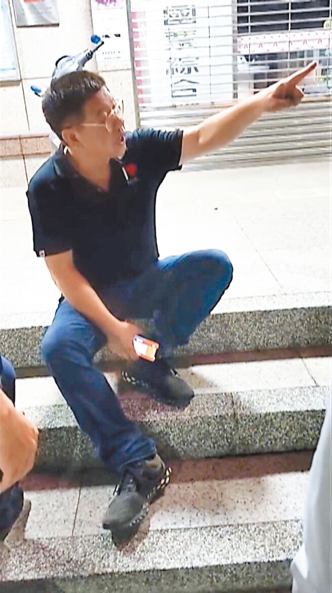 台東縣政府民政處長林宏義6月27日晚間酒後失態，當街與民眾發生爭執，並對到場員警指手畫腳，出言不遜，後由警方通知家屬帶回。（摘自臉書就是愛台東／蕭嘉蕙台東傳真）