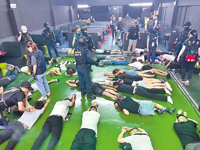 高雄大寮区一处神秘的铁皮屋平时空无一人，周末夜晚竟亮起彩灯、传出High歌，吸引大批移工群聚吸毒纾压。（高市刑大提供／袁庭尧高雄传真）