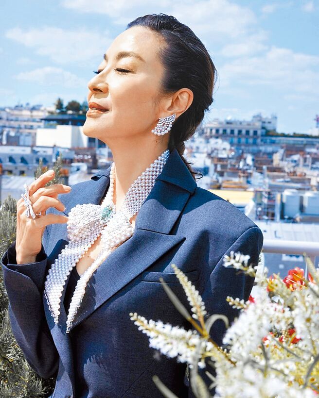 楊紫瓊出席MIKIMOTO頂級珠寶《緞帶》系列珠寶展，以帥氣正裝搭配緞帶珍珠項鍊，風華絕代。（MIKIMOTO提供）