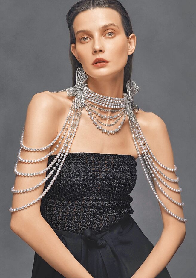 以高訂服為靈感打造的穿戴型珍珠項鍊，珠鍊披掛香肩波動搖曳，十分性感撩人。（MIKIMOTO提供）