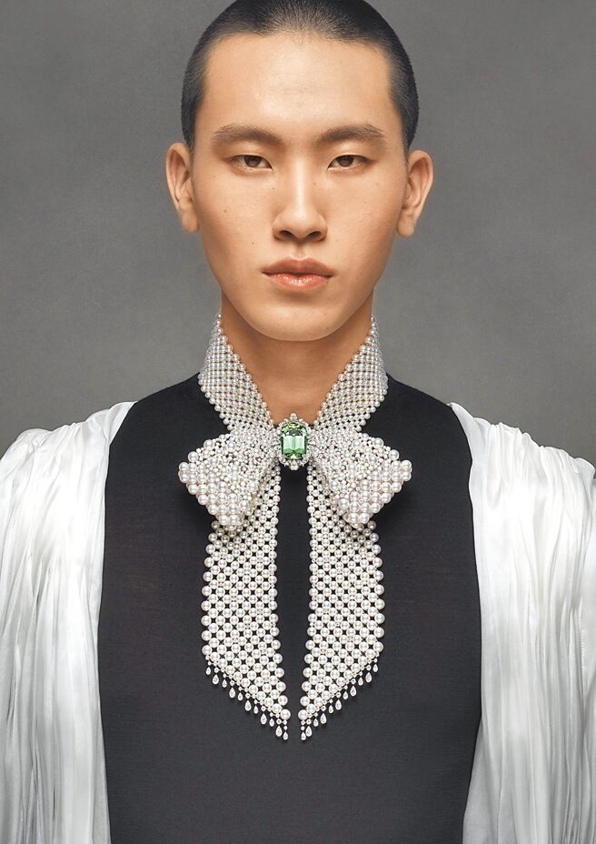 MIKIMOTO《緞帶》系列珍珠項鍊可以放置胸前，也可移往後背，是款男女皆宜的珠寶作品。（MIKIMOTO提供）