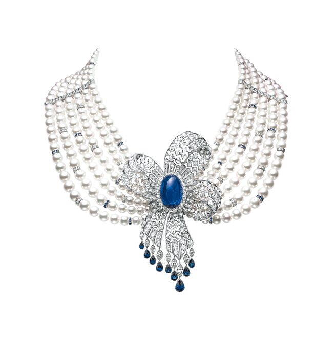 MIKIMOTO以1933年骨董珠寶為靈感打造的丹泉石緞帶珍珠項鍊，緞帶可拆卸當作胸針佩戴。（MIKIMOTO提供）