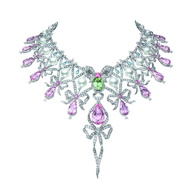 MIKIMOTO飄逸緞帶洛可可風格彩寶項鍊，以珍珠與彩色寶石勾勒華麗的洛可可時尚。（MIKIMOTO提供）