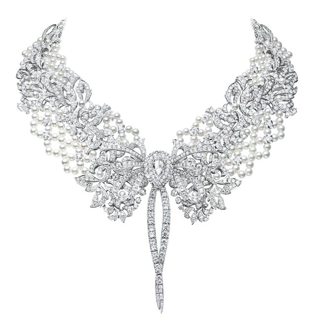 MIKIMOTO融入編織元素的珍珠鑽石蕾絲項鍊，柔軟輕盈，如領巾般貼合肌膚。（MIKIMOTO提供）