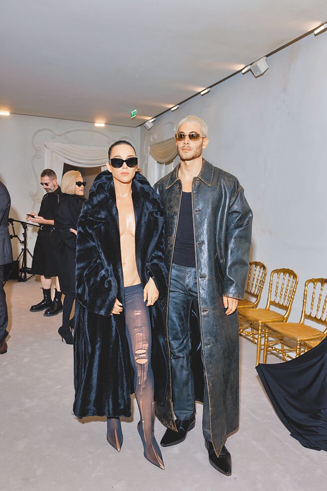 凯蒂佩芮（左）与Fai Khadra共同出席Balenciaga高订大秀，凯蒂的造型辣翻全场。（Balenciaga提供）