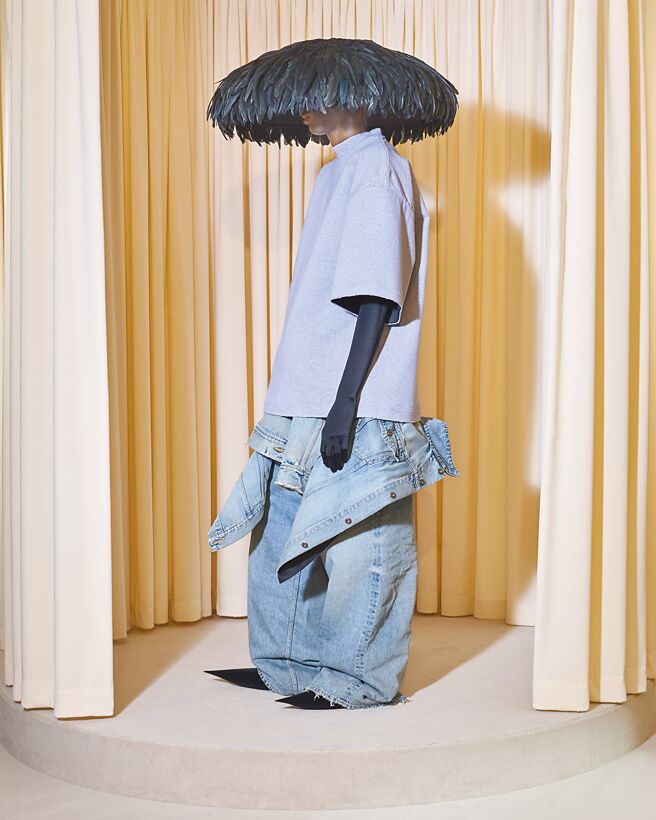 夸张的头饰，服装结构刻意夸大，这季Balenciaga高订作品处处充满着Demna的核心思想。（Balenciaga提供）