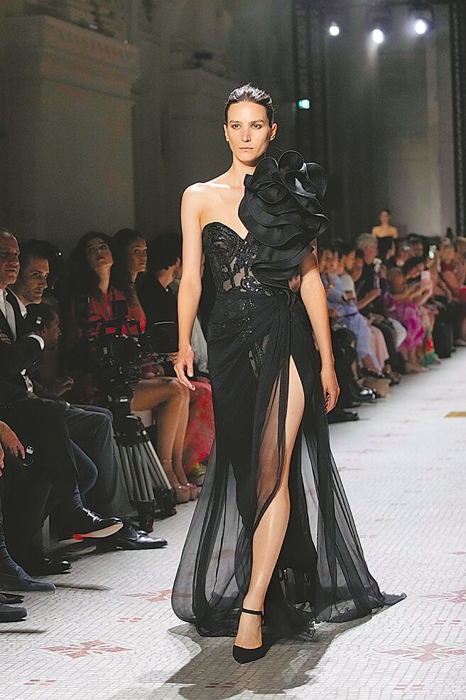 Elie Saab高订大秀灵感源自设计师90年代的风格作品。（美联社）