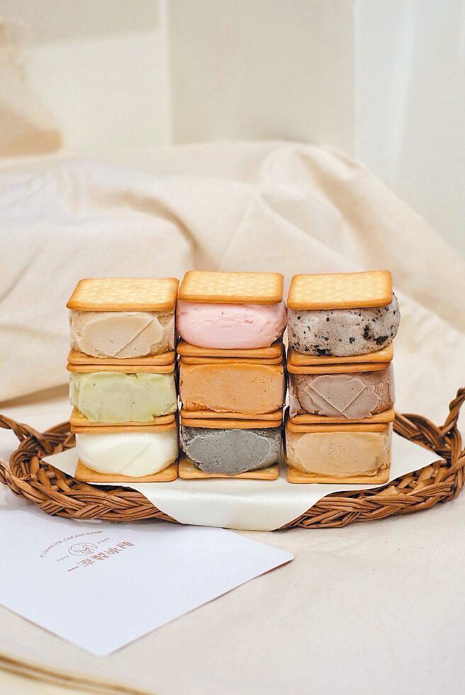 新竹遠東巨城快閃推出來自嘉義的「一涼製冰所」，販售多種熱銷口味冰餅。（遠東巨城提供）