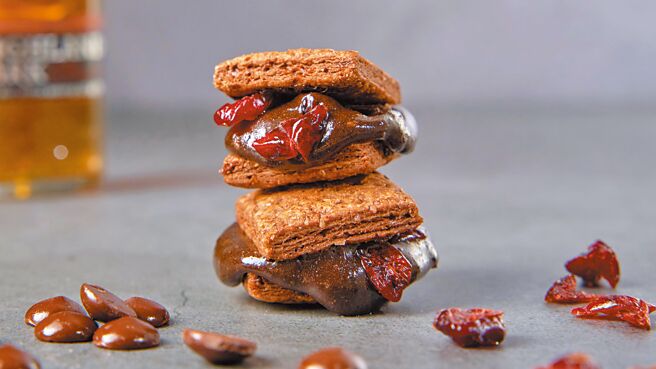 新竹遠東巨城「盧琴樹」推出快閃優惠，買3送1、買5送2。（遠東巨城提供）