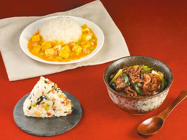 OKmart与「红豆食府」联名推3款便利餐食，包括「上海菜饭三角饭糰」、「葱爆牛肉饭」、「海鲜豆腐煲」。（OKmart提供）