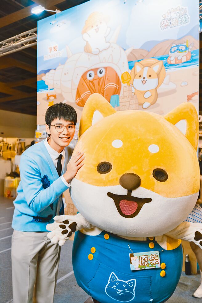 伊林男星王品澔以文青學院風裝扮為筆樂站台，展示帥氣可愛兼具的迷人魅力。（筆樂提供）