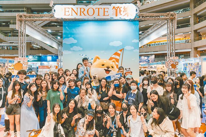 王品澔高人氣引來大批粉絲簇擁合照。（筆樂提供）