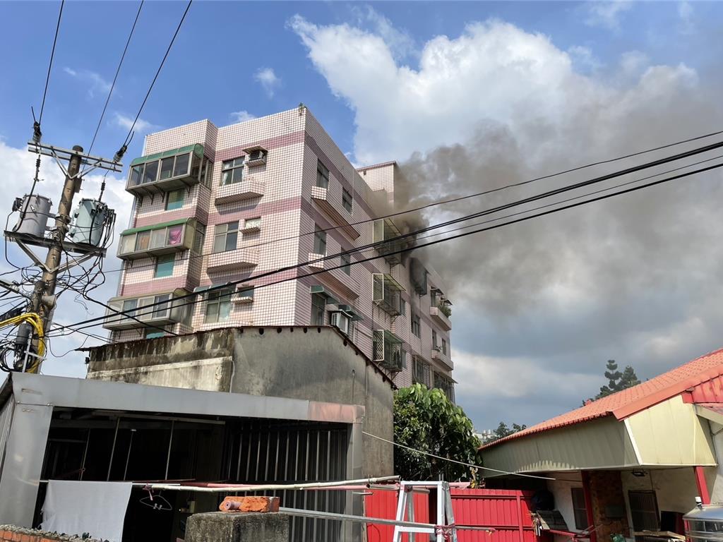 桃園市八德區一處集合住宅3日下午2時45分發生火警，2名住戶分別受困於4樓及5樓皆已救出。（桃園市消防局第一大隊提供）