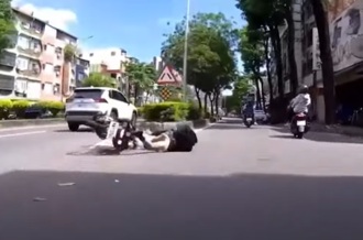 擋車突「左右猛力晃」 短裙妹子慘摔地！3熱心男湧上前關心