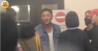 直擊／小薰貼心當司機接鄭人碩下班　副駕卻不是男友專屬位