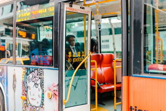 唐寶寶搭公車「狂嗶卡刷不過」整車尷尬！她1舉動萬人暖哭