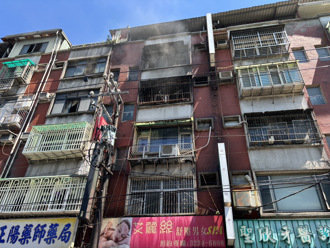 驚悚！中和民宅「濃煙狂竄」  7旬婦吸入濃煙嗆傷送醫