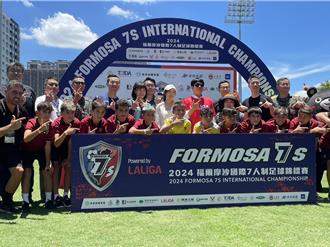 福爾摩沙7人制足球賽高雄開踢 陳其邁聯手小球員破門得分