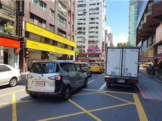 北市路口右轉道變貨車格 駕駛怒轟：偉大的交通設計