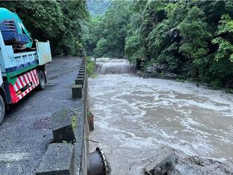 花莲娑婆礑溪取水口土石阻塞 连日强降雨水源混浊影响2万户